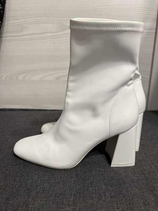 Bershka чоботи (кожзам, білі, 39)