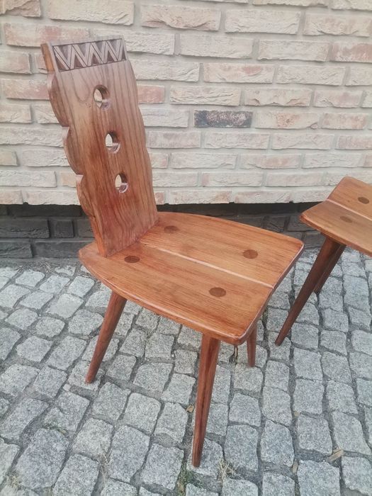 Drewniany stół z krzesłami w stylu folk