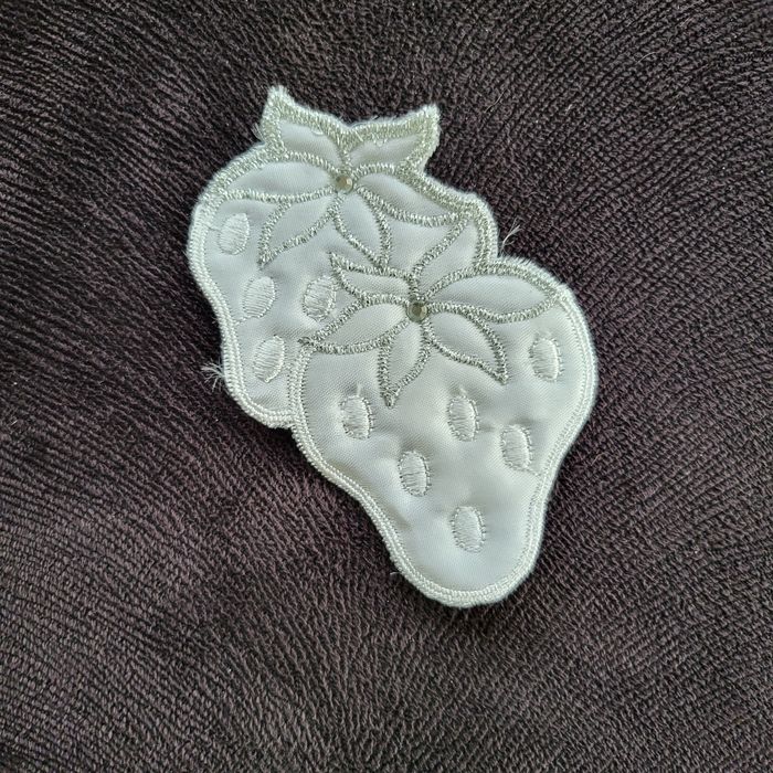 Naszywka aplikacja truskawki z cyrkonia