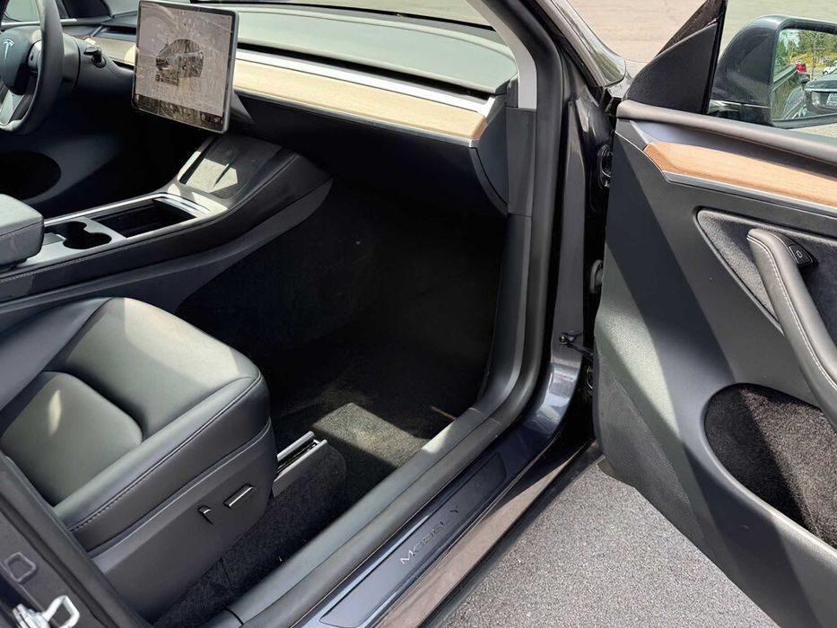 Tesla Model Y Long Range      2025