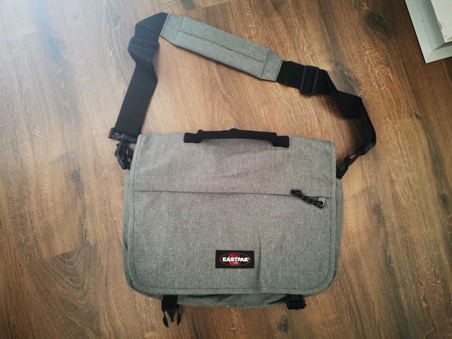 Vendo bolsa de ombro para PC portátil Eastpak