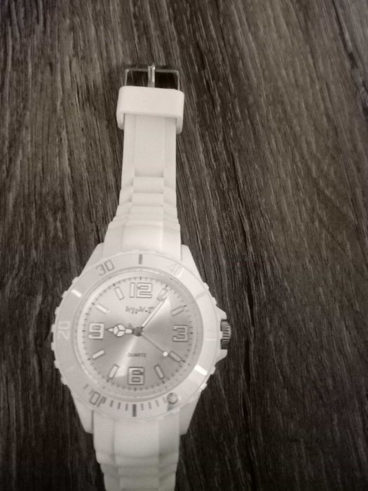 RELÓGIO de PULSO, marca NEO N-T, bracelete em branco, com calendário