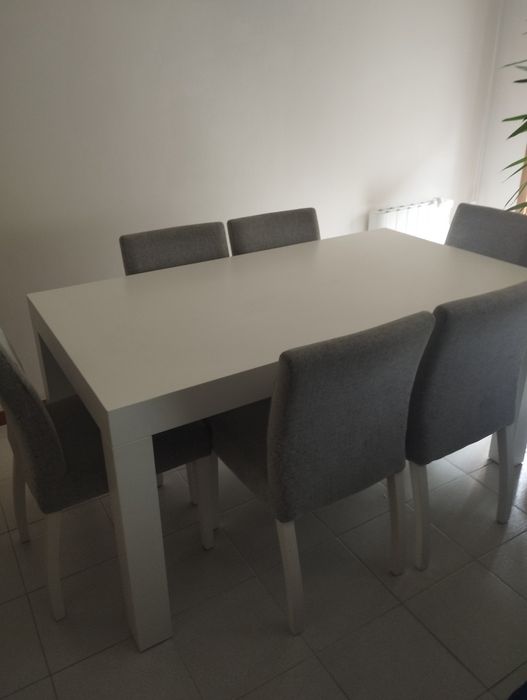 Mesa de sala com cadeiras