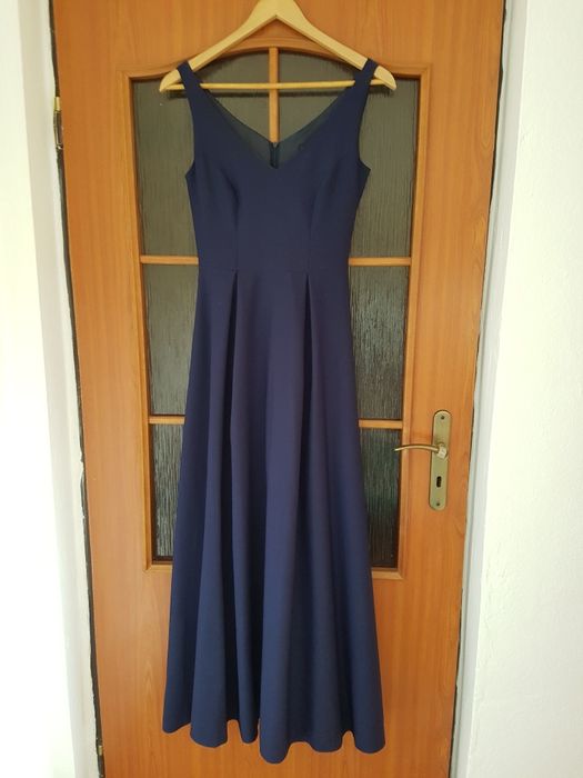 Długa granatowa sukienka