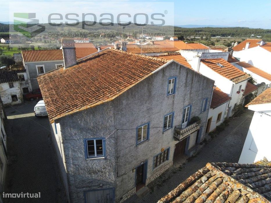 Moradia de 2 pisos com comércio - Fratel