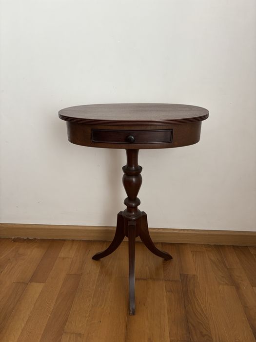 Mesa de apoio redonda em madeira com gaveta – estilo clássico