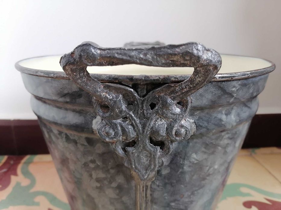 Balde/Vaso em chapa de zinco recuperado