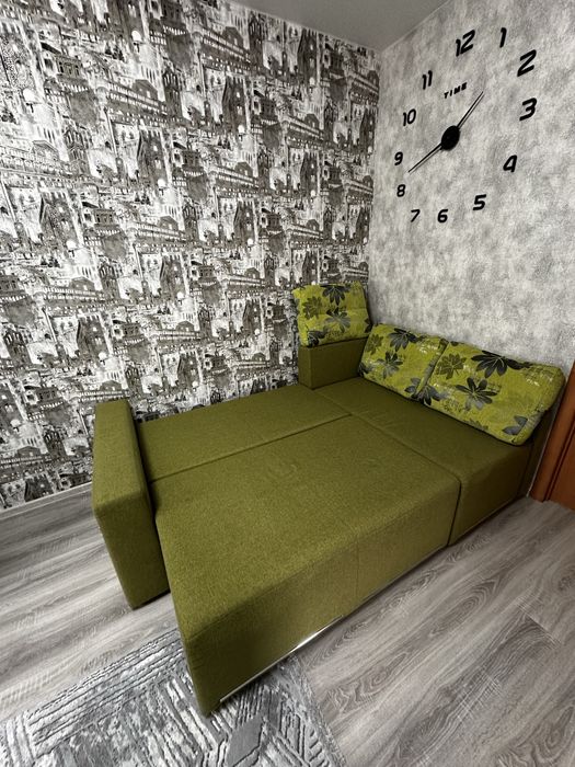 Диван кутовий з подушками