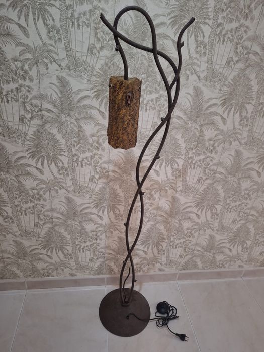 Candeeiro de pé em bom estado