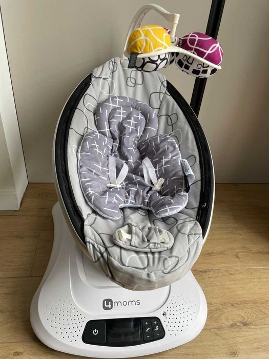 Заколисуючі центри 4moms Mamaroo 4.0