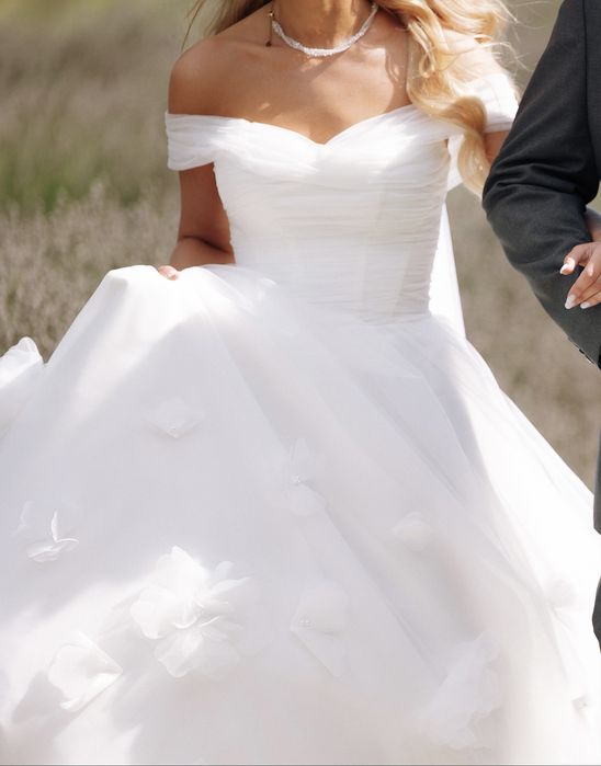 Продаю весільну сукню