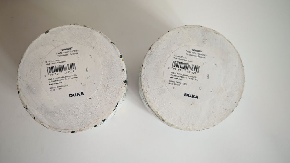 Dwa nowoczesne świeczniki z cementu