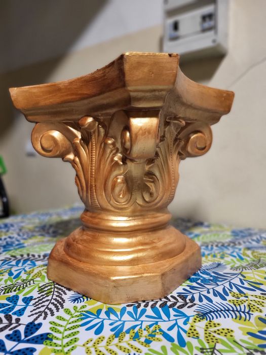 Floreira + base em dourado