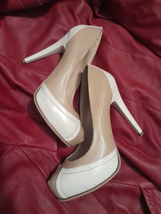 Туфлі бежеві з білою вставкою на каблуку