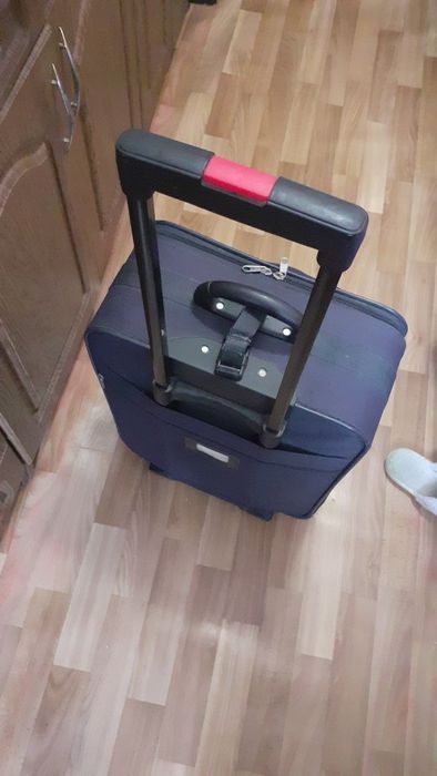 Чемодан на колесиках.