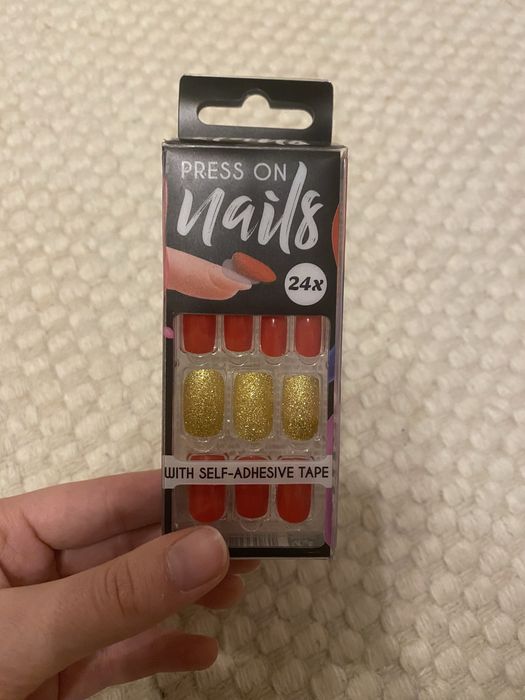 Sztuczne pazkoncie z klejem tipsy