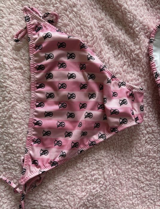 Bikini we wzór vs różowe w paski dwuczęściowe
