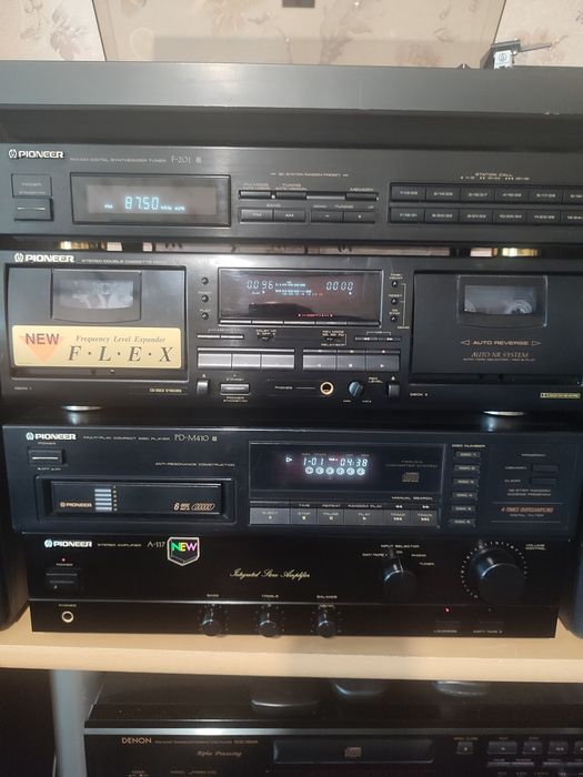 Стойка pioneer с колонками.