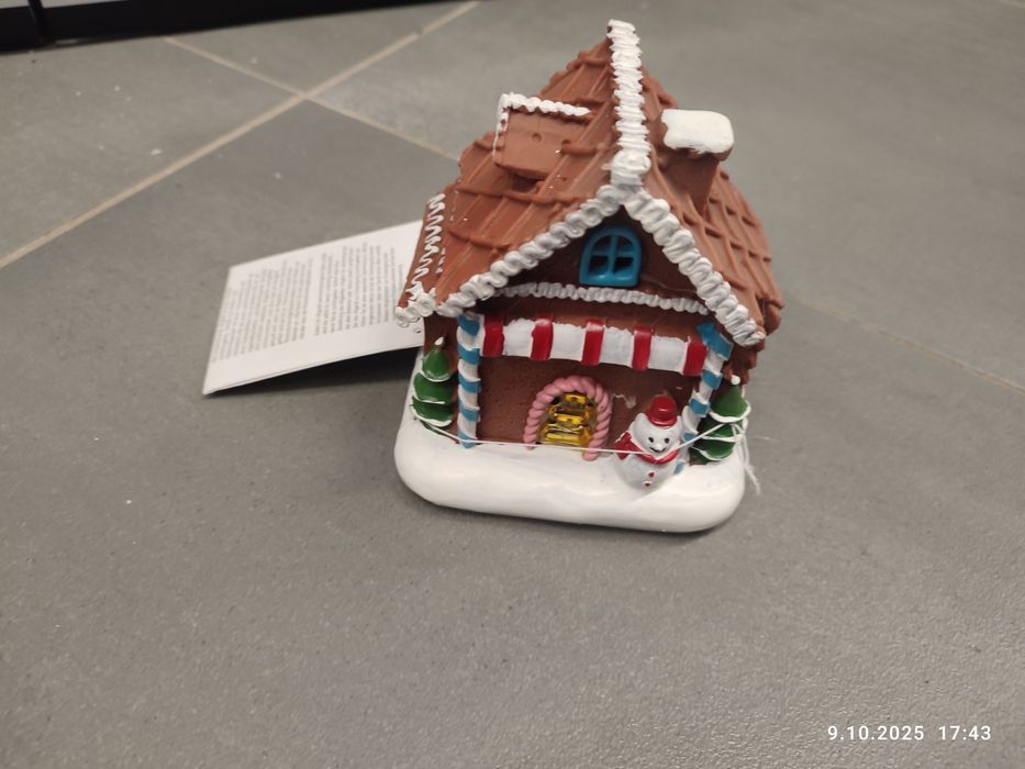 Nowy brązowy domek świąteczny z lampkami LED