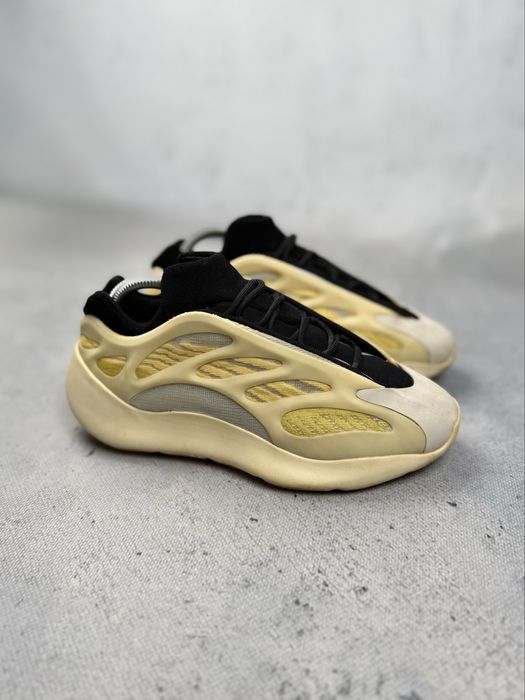 Buty Adidas Yeezy 700 V3 Safflower Glow In The Dark Sneakers Hype