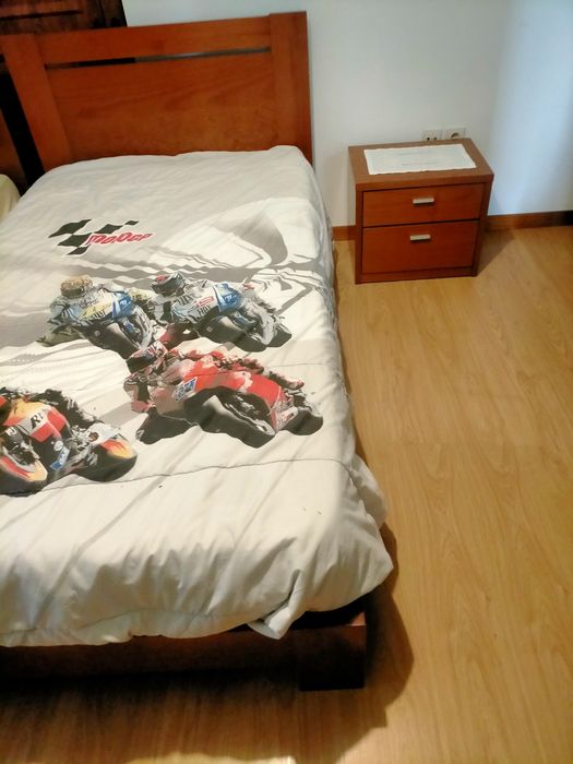 Cama de solteiro corpo e meio com mesa de cabeceira