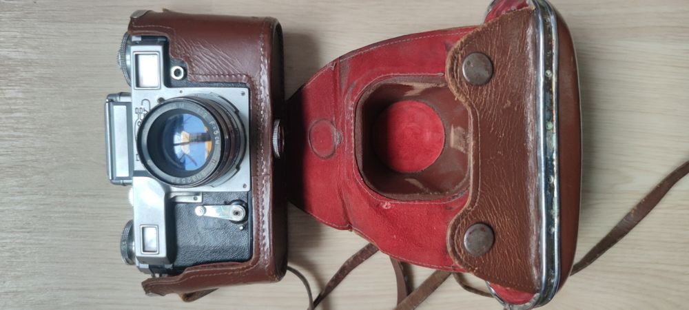 Фотоаппарат ,, Зенит Е "объективом ,,Гелиос 44".Объектив ,, Юпитер 8М"
