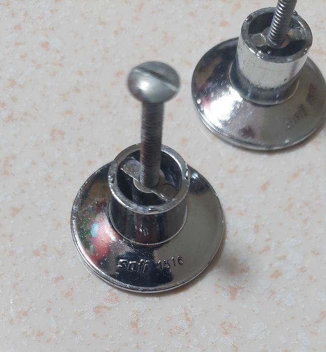 Puxadores de metálicos pequenos.