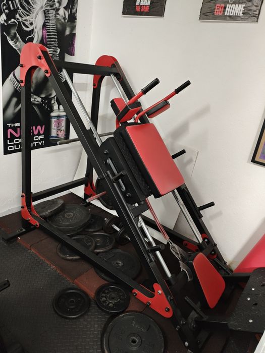 Ginásio, várias máquinas de musculação