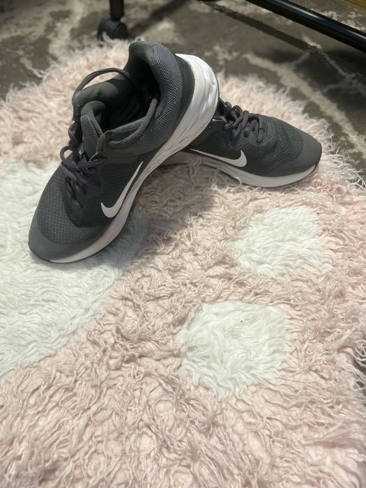 Кроссовки Nike.