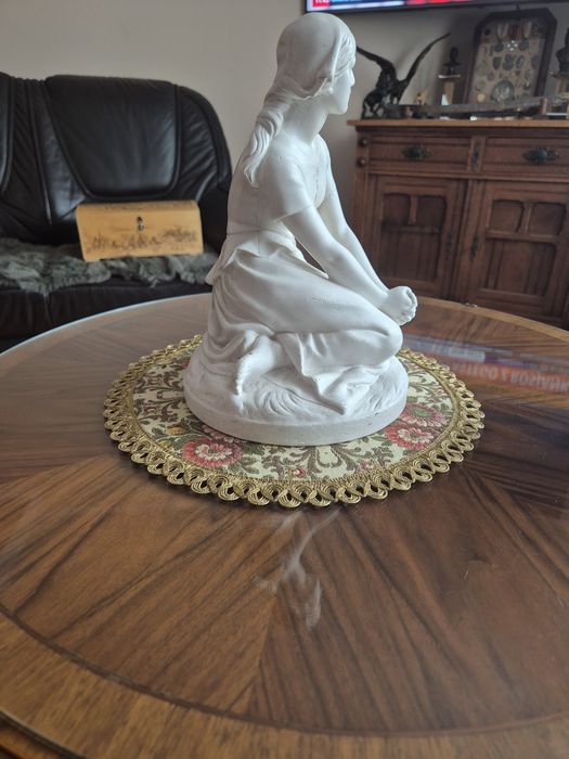 Piękna figura biskwitowa