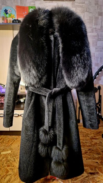 Пальто зимове , воротнік з чорнобурки є пояс