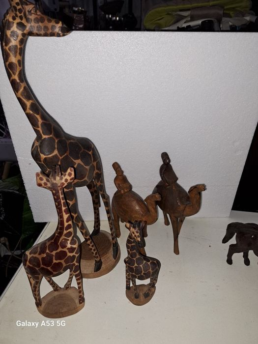 Estatuetas em nadeira