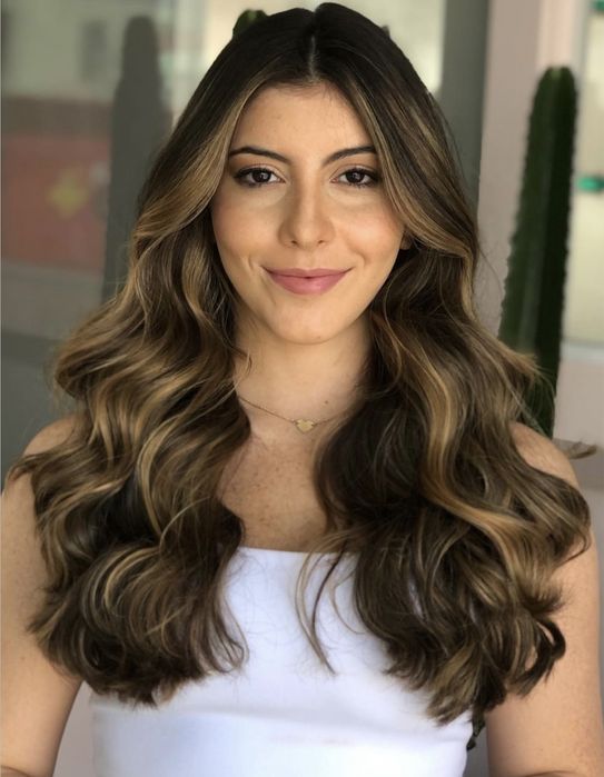 Cabeleireira e maquiadora brasileira. Apanhado para Noivas e eventos