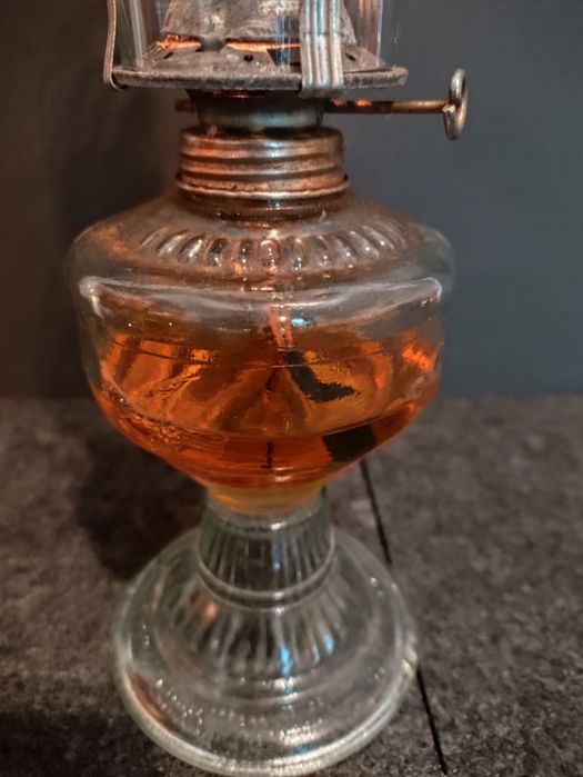 Szklana lampa naftowa z kloszem