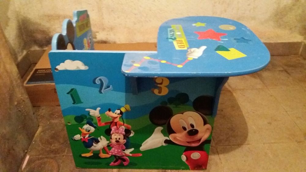 Mesa com dois bancos para criança.