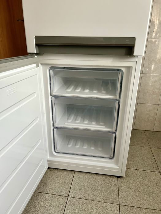 Frigorífico Ariston Hotpoint H8 A1E W