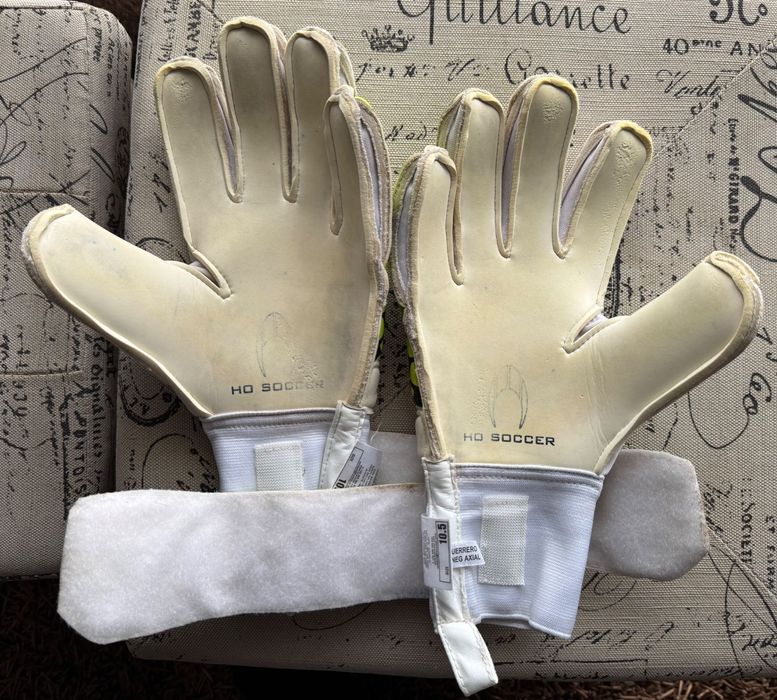 Luvas de Guarda redes utilizadas em jogo