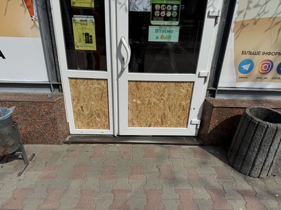 Зашиття вікон магазинів осб