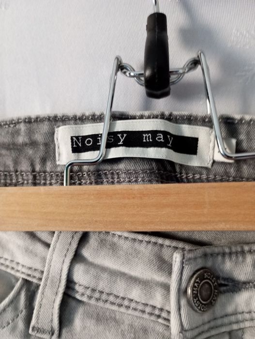 Szare dżinsy damskie z przeszyciami Noisy May M