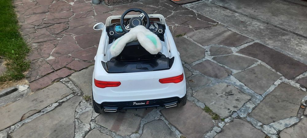 Дитячий електромобіль створений у стилі автомобіля BMW