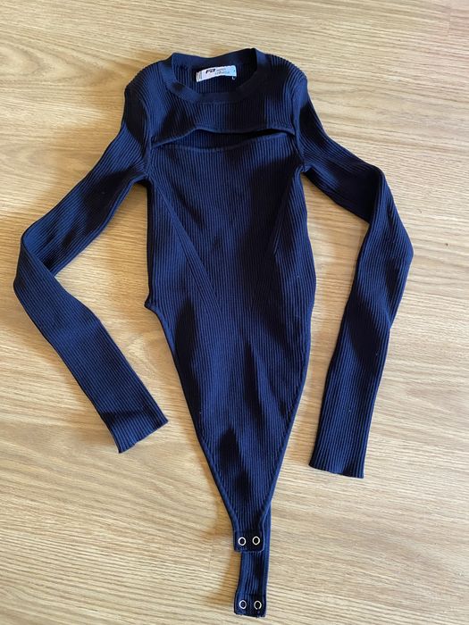 Body preto com recorte no busto