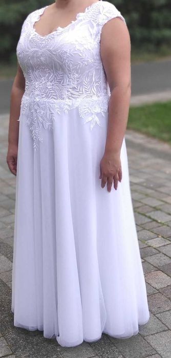 Suknia ślubna z welonem