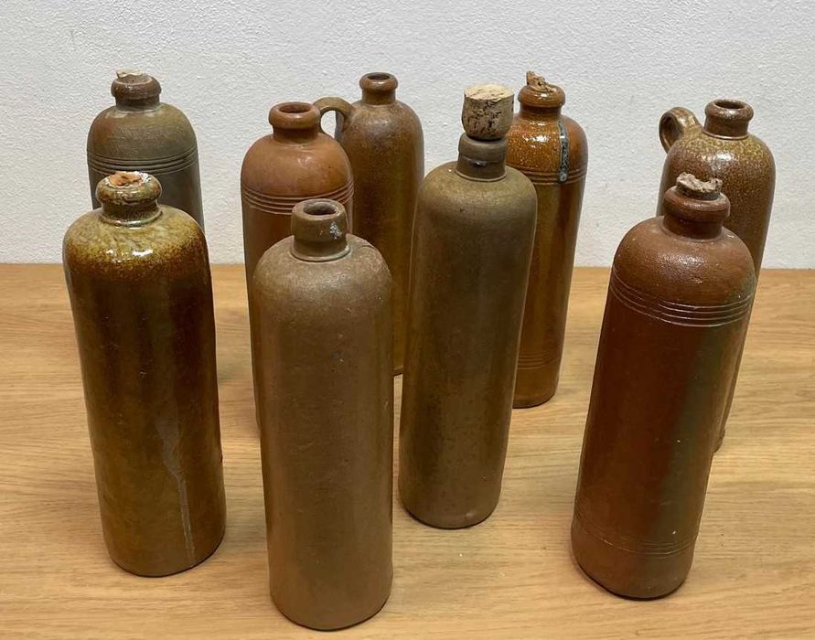 Garrafas antigas em grés