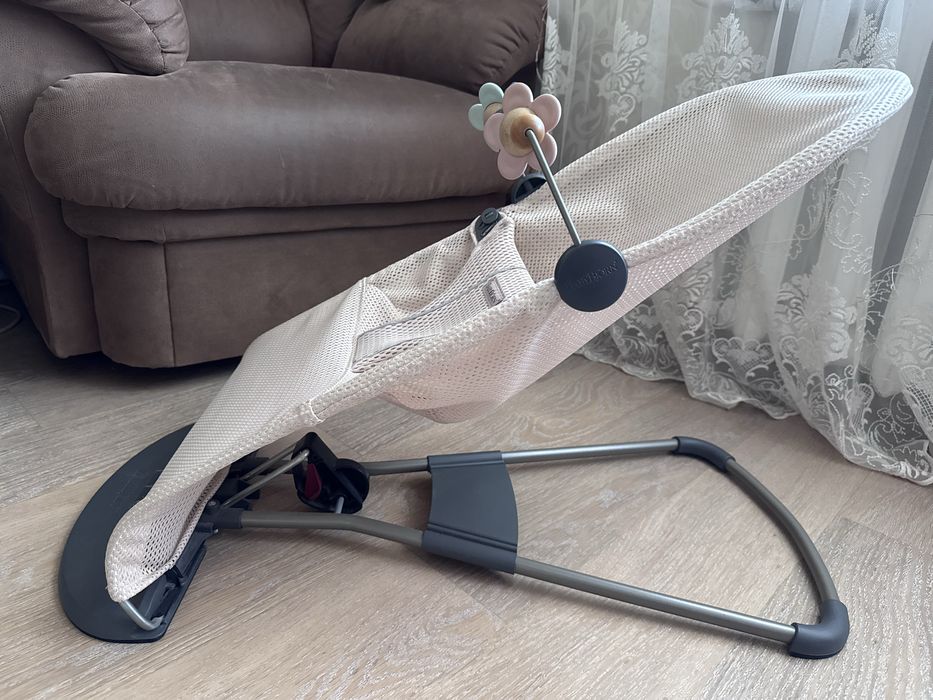 Шезлонг BabyBjorn Balance Soft Mesh + іграшка