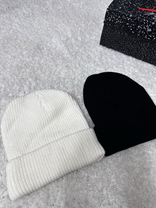 Шапка carhartt біла та чорна
