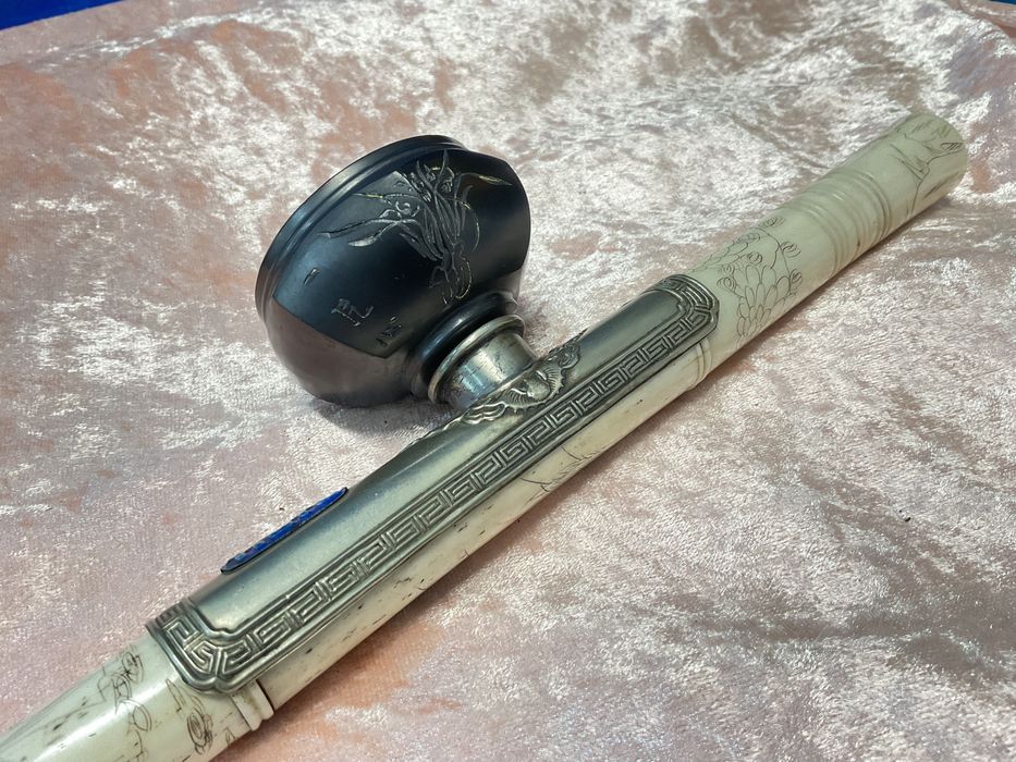 Cachimbo oriental em osso trabalhado com 49 cm