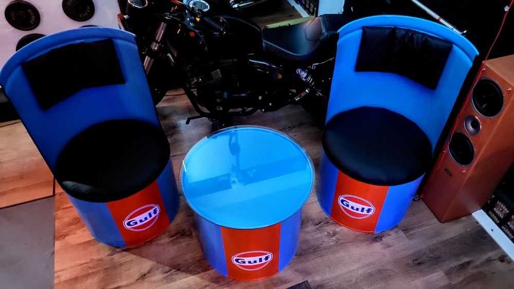 Beczki ,fotele,stół