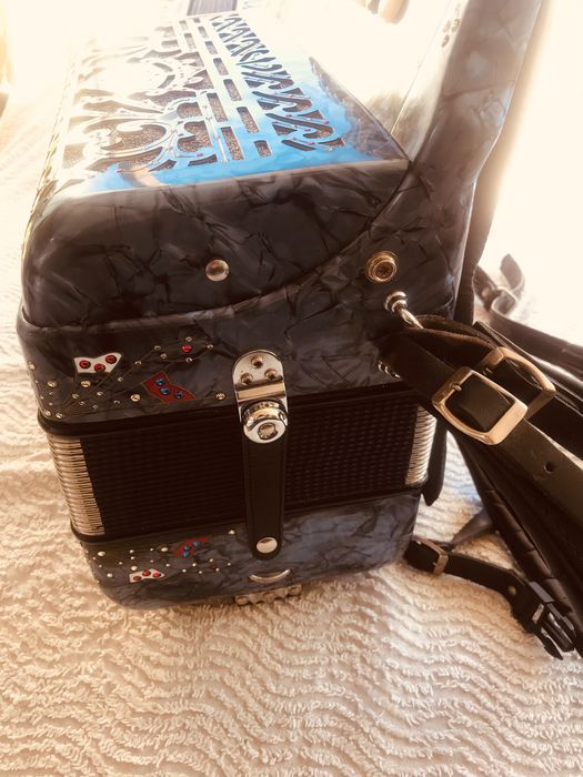 Vendo esta concertina em SOL DO FA da Famosa marca Serenata