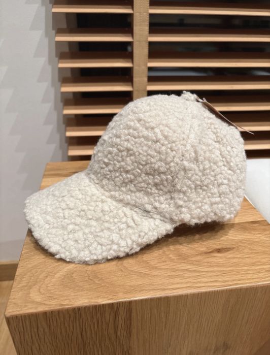 Czapka zimowa z daszkiem bezowa boucle mis