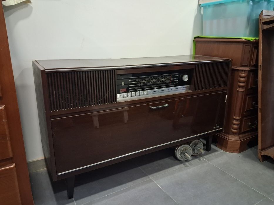 Movel vintage  com rádio
